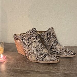 Mi.iM Faux Snakeskin Textured Mules 8.5
